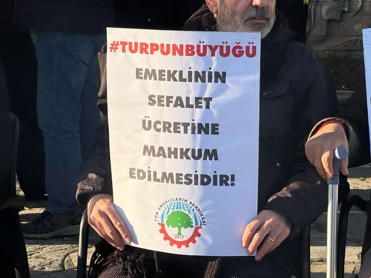 Emekliler Menteşe’de Oturma Eylemi Yaptı: “Geçinemiyoruz, İnsanca Yaşamak İstiyoruz” 4